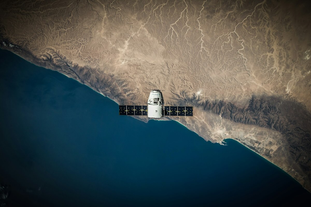Un satellite Starlink esplode in orbita e si dirige verso la Terra