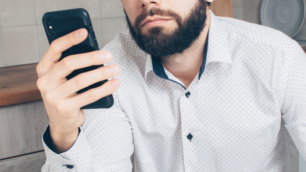 Quale formato di SMS imita le notifiche di pacchi Chronopost con reindirizzamento?